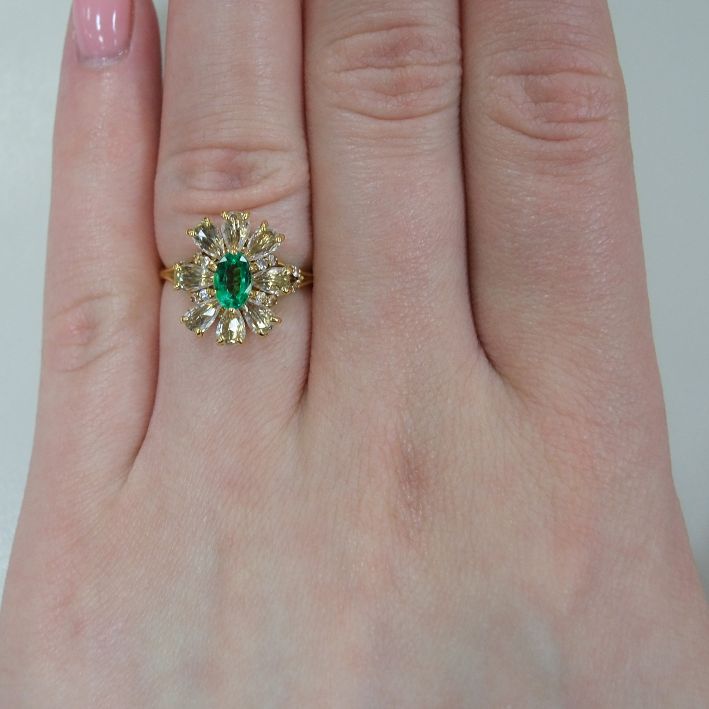 Кольцо из желтого золота с изумрудом